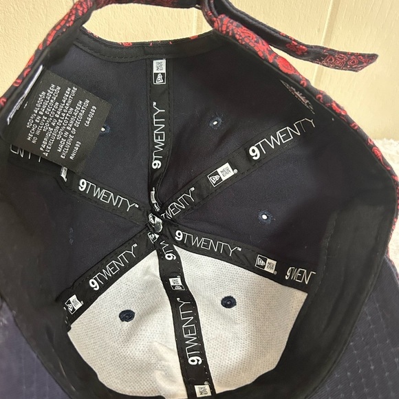 Atlanta Braves MLB Women's New Era Red Black Paisley 9Twenty Adjustable hat cap - Picture 6 of 9